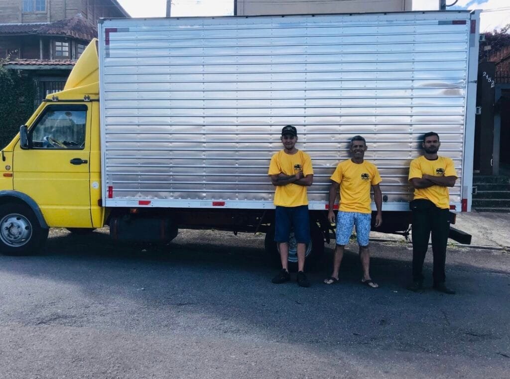 Frete com caminhão baú em Curitiba e região